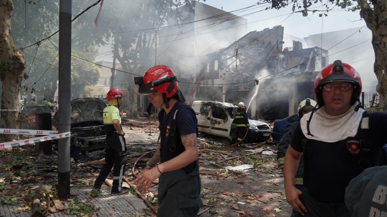 Terrible explosión e incendio por un escape de gas en Villa Devoto: hubo un muerto y un herido grave