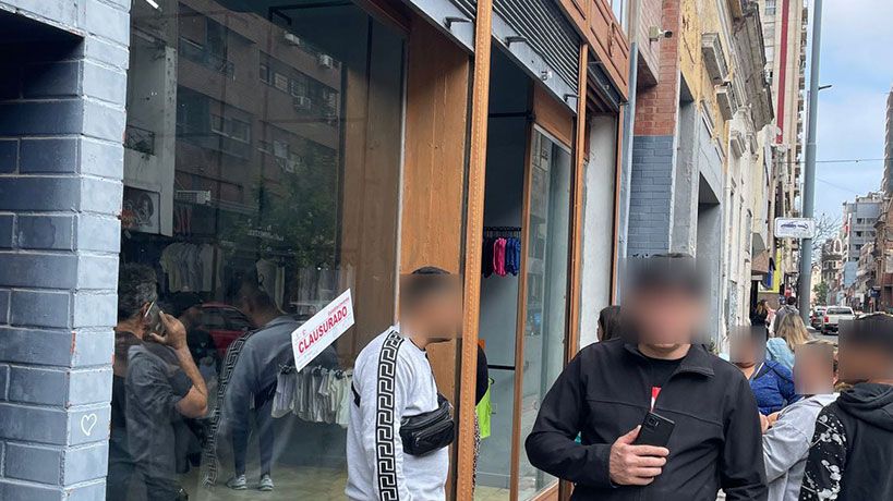 Clausura comercial en Córdoba: feria de ropa sin habilitación y con riesgo eléctrico