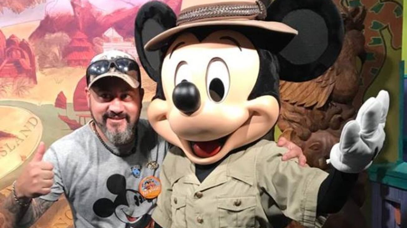 El cordobés que se hizo famoso por fabricar la máscara de Mickey Mouse "más fea del mundo"