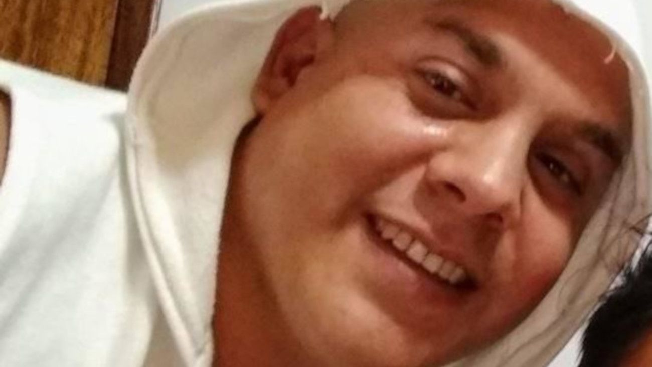 Un hombre y su hijo abogado llevaron un cadáver a una comisaría