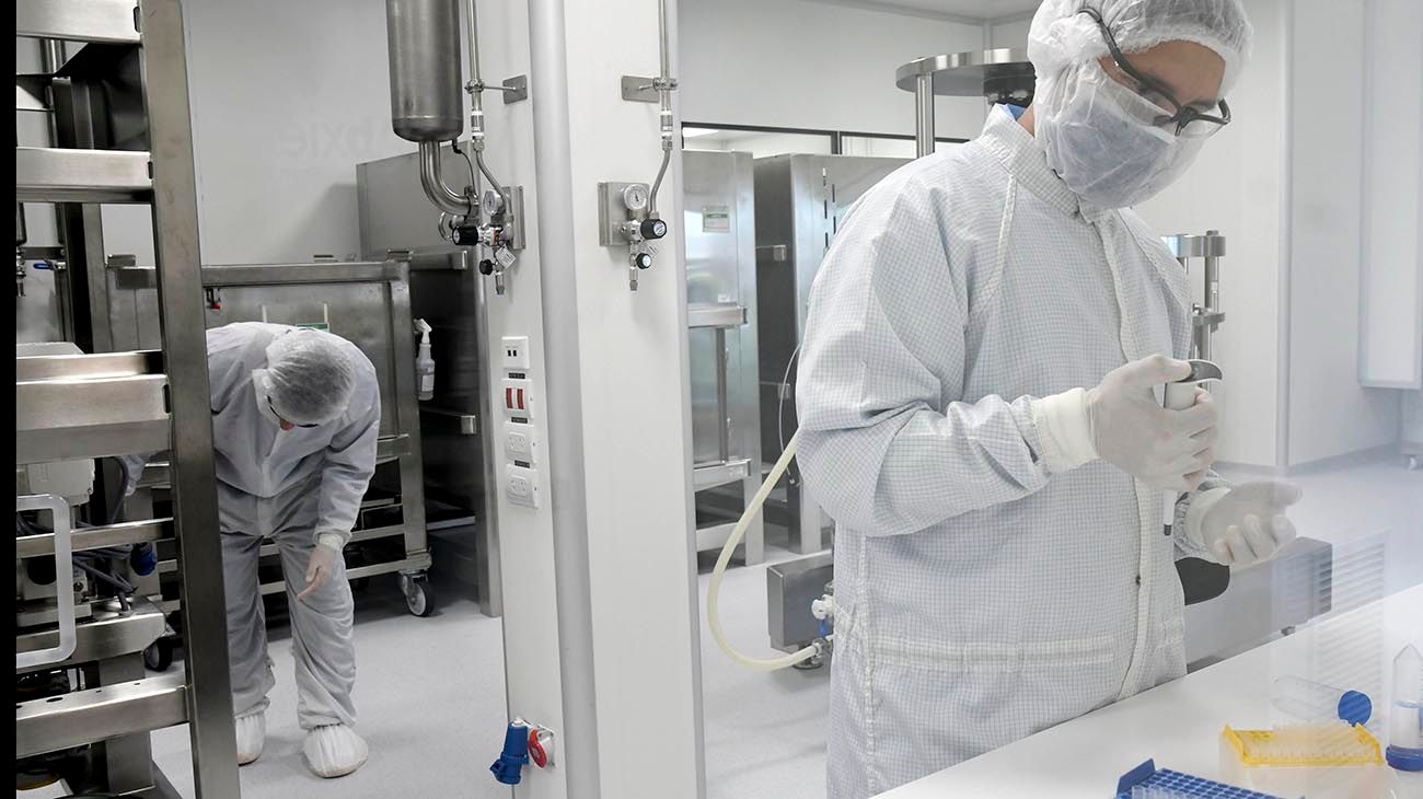 Covid-19 | Un ensayo de Oxford combinará las vacunas AstraZeneca y Pfizer