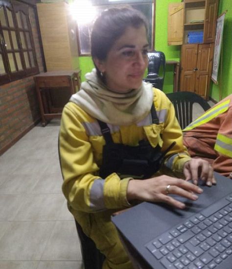 La historia de la bombera que entre los incendios de Yacanto rindió su examen de arquitectura