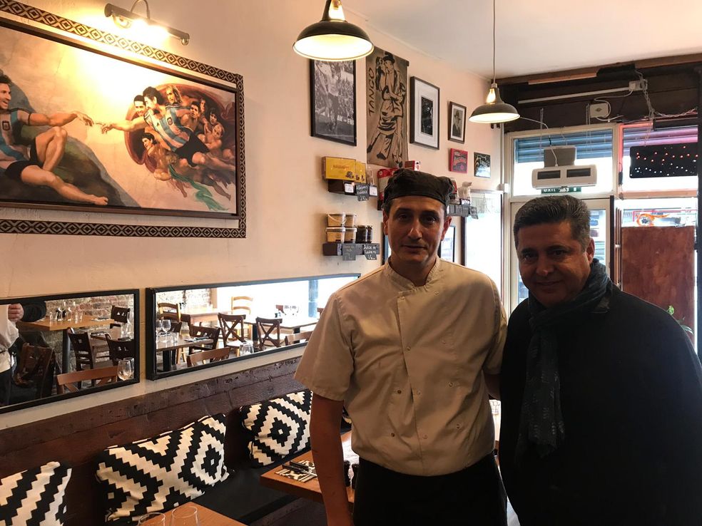 El chef cordobés que pintó la “10”de Maradona en la fachada de su restaurante de Londres
