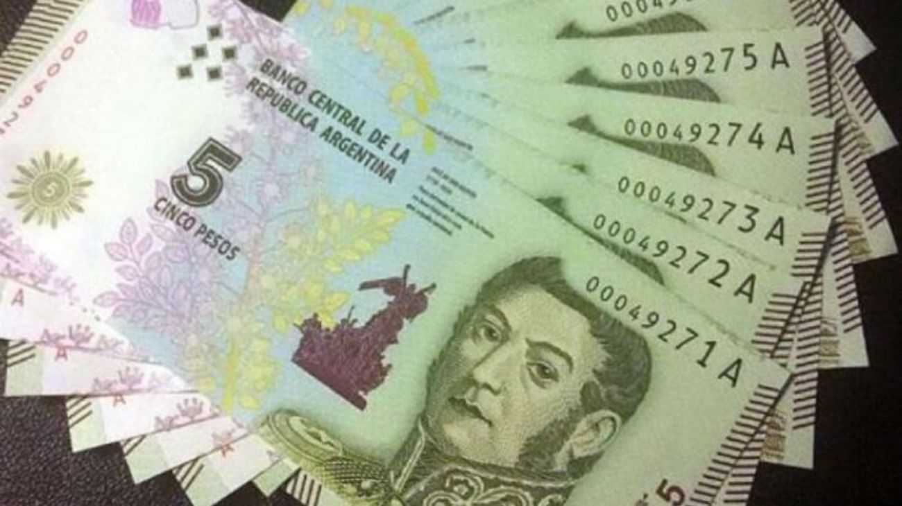 Un funcionario recibió un vuelto en billetes de $5 y se indignó en Twitter