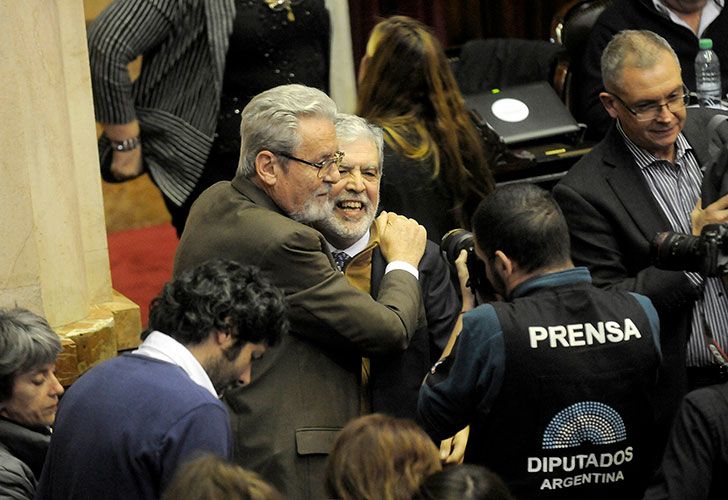 Tras evitar su expulsión, Julio De Vido festejó a los abrazos