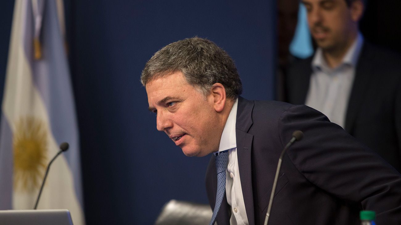 El déficit fiscal primario se redujo a la mitad en octubre
