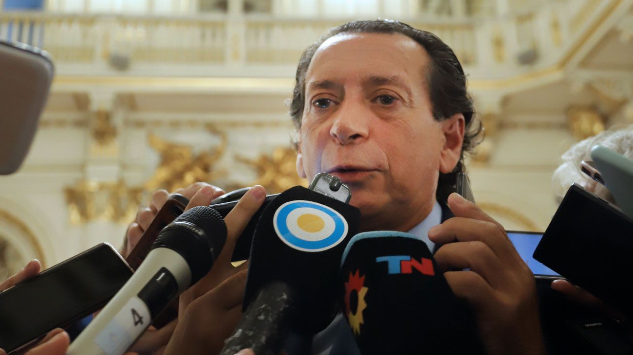 Por la crisis, el Gobierno adelanta el pago del último aumento del salario mínimo
