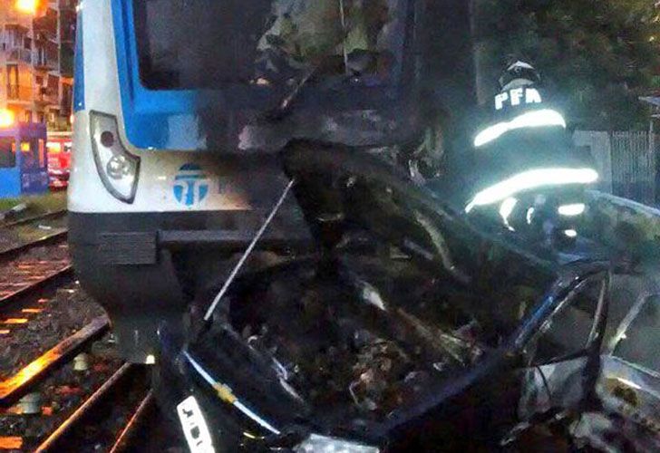 Video: un taxi chocó con un tren y el conductor escapó entre las llamas