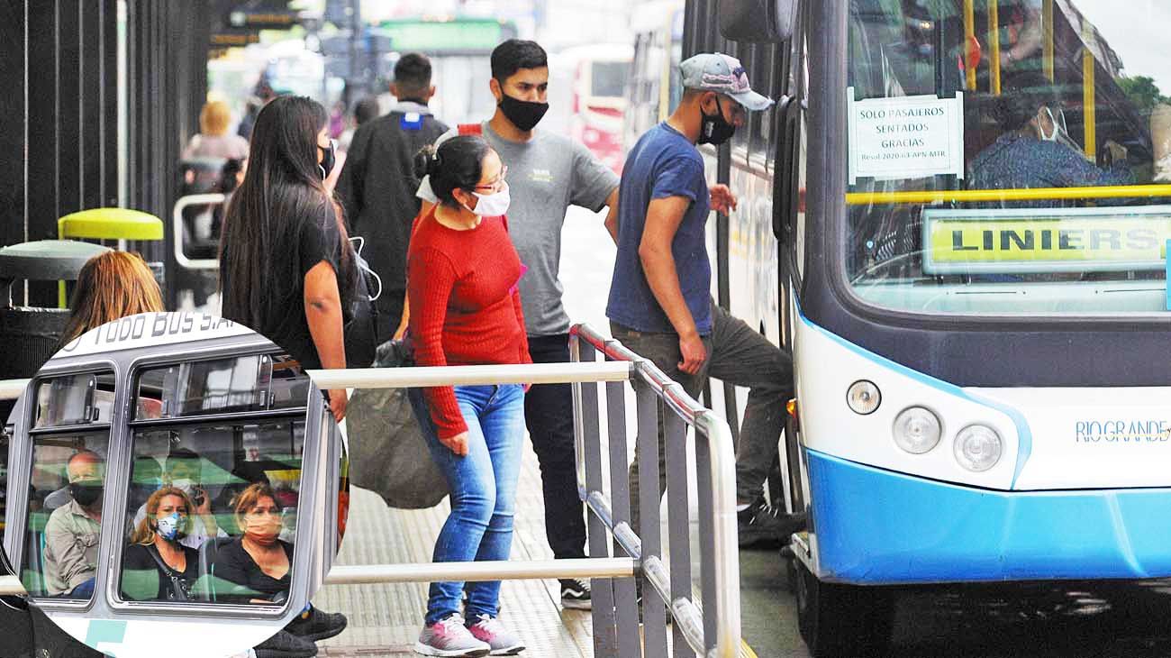 Autorizan a colectivos a llevar 10 pasajeros parados en horas pico