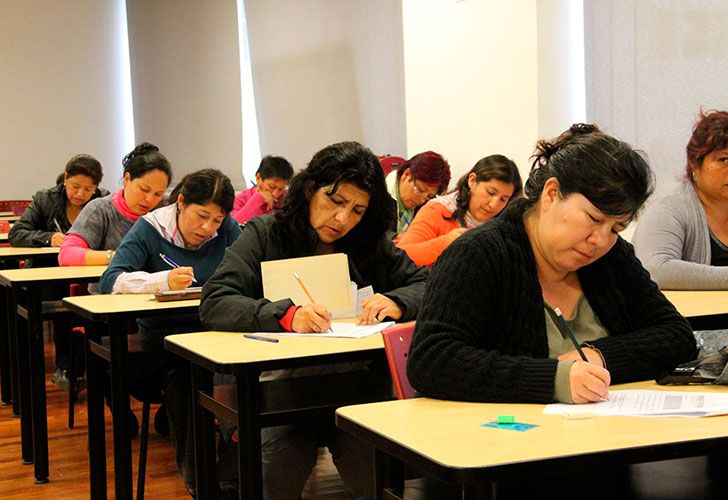 Papelón: agarran a dos docentes copiándose en un examen