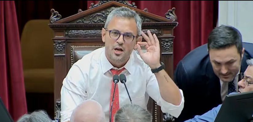 El gobierno se debate entre operaciones y disputas de poder