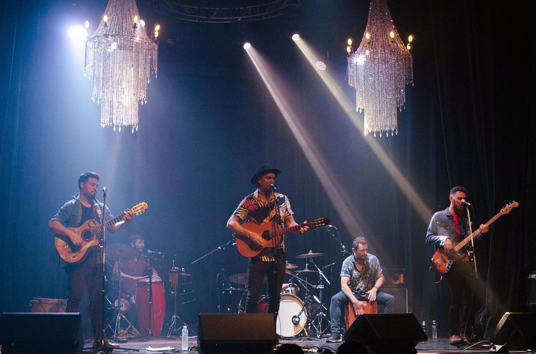 "El show de Hacha de Papel es anímico, divertido, contagioso", dice su cantante y guitarrista