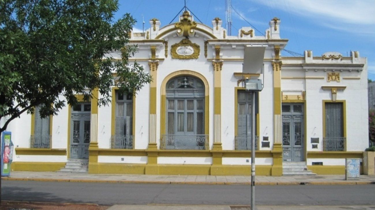 Moreno: allanaron la municipalidad por la causa de certificados truchos para docentes