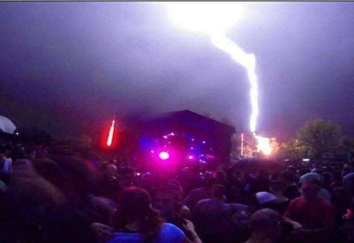 En medio de una fiesta electrónica cayó un rayo sobre el escenario