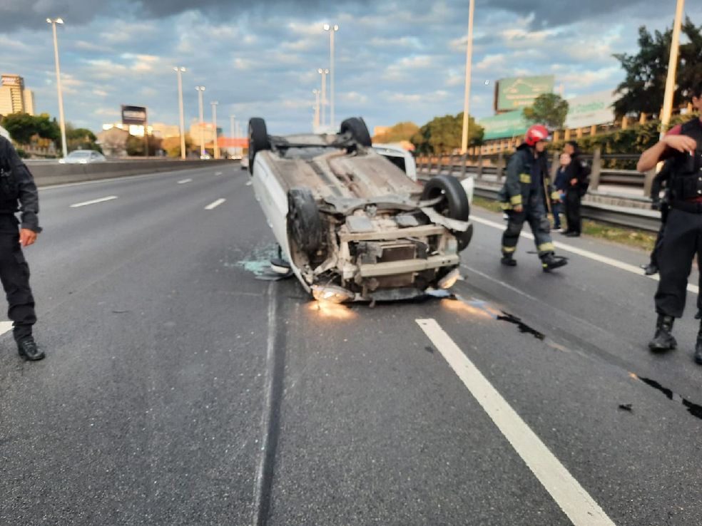 Doble vuelco en General Paz: uno de los conductores cuadruplicaba el máximo de alcohol en sangre