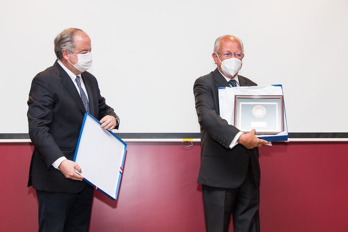 El Dr Abel Albino recibió el Premio Estrecho de Magallanes en la Embajada de Chile en Bs. As.