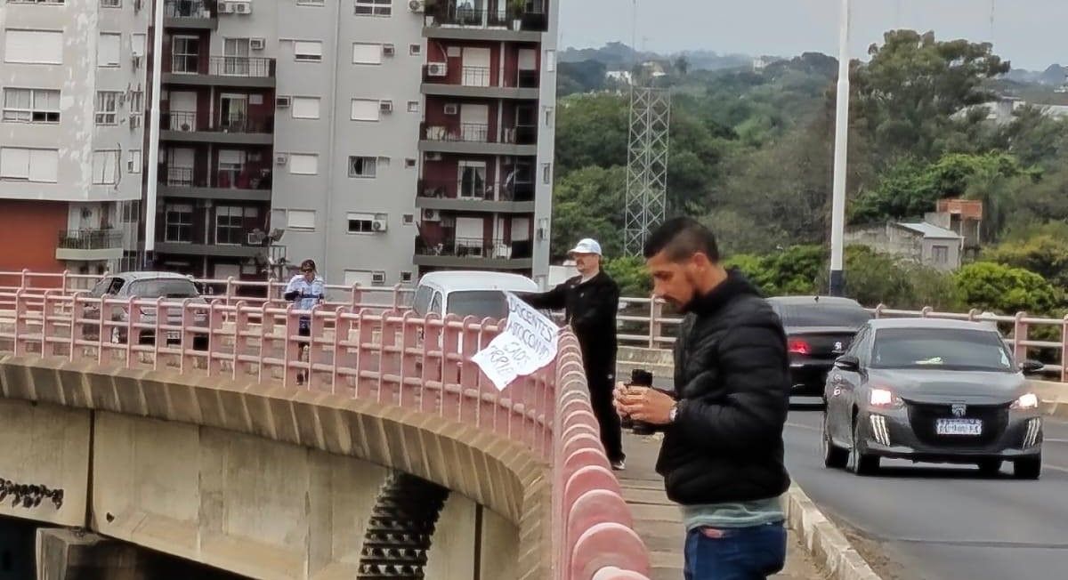 Tensión en Corrientes: policías rompieron carteles de docentes que pedían suba salarial