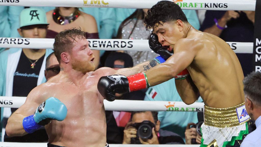 En vibrante choque, Canelo Alvarez venció a su compatriota Jaime Munguía, pero no pudo noquearlo
