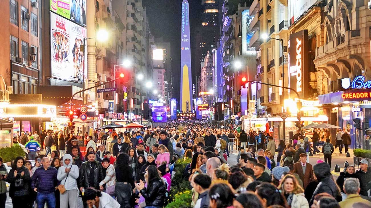 Una multitud celebró los 90 años del Obelisco, el ícono porteño