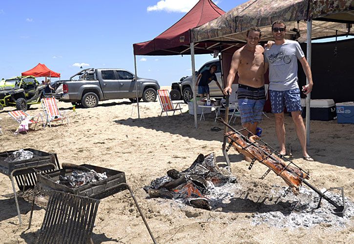 Entre gazebos y 4x4, turistas preparan asados en la playa