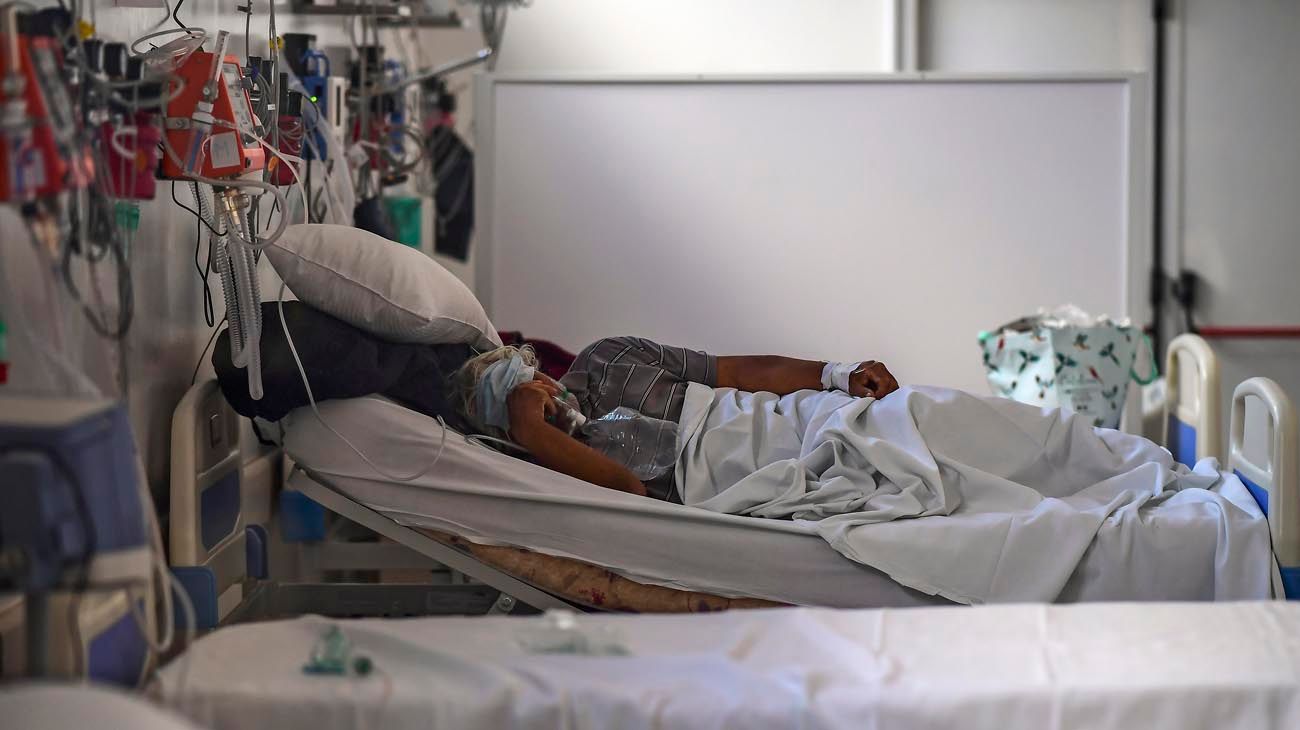 Alerta roja: más de 400 muertos por coronavirus en un día