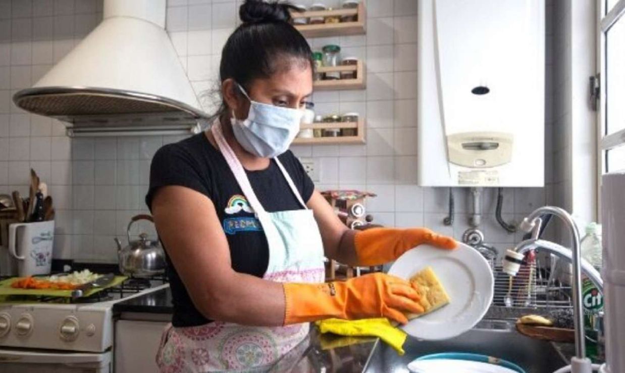 Empleadas domésticas: con los nuevos aumentos, cuánto cobrarán en mayo, junio y julio