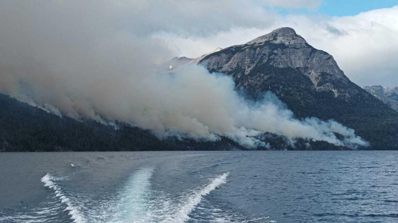Incendio forestal en el Parque Nahuel Huapi: cerraron senderos y circuitos "por extremas razones de seguridad"