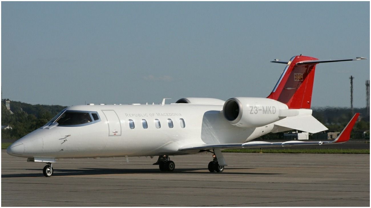 Sbarra vino de Miami en un jet privado y realiza una "cuarentena de privilegio"