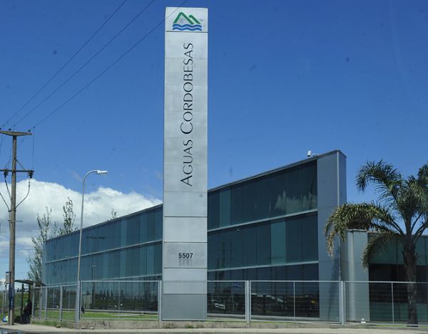 Presentan proyecto para renegociar contrato con Aguas Cordobesas