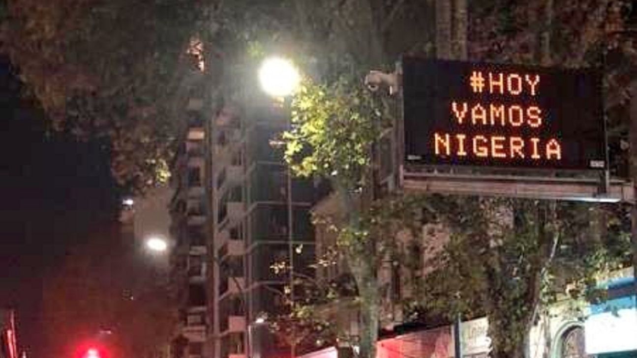 "#HoyVamosNigeria", el insólito mensaje en los carteles de tránsito