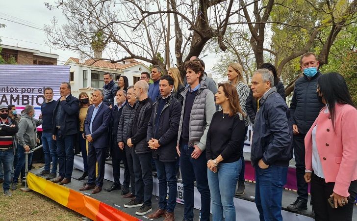 Los codazos por la foto con Larreta