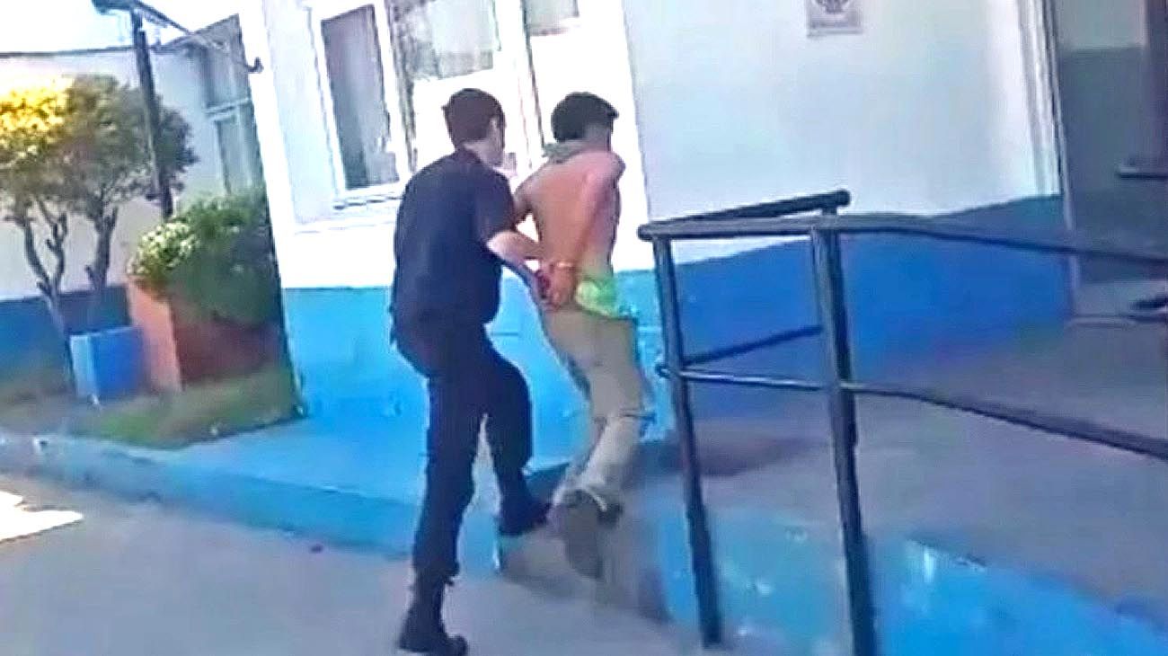 Un joven intentó asesinar a su hermana y su perro logró detenerlo pero resulto herido