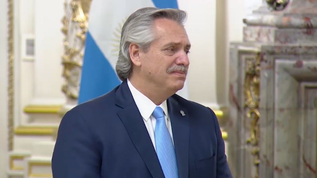 Alberto Fernández regresó a la Casa Rosada y se llevó un regalo de Aznar