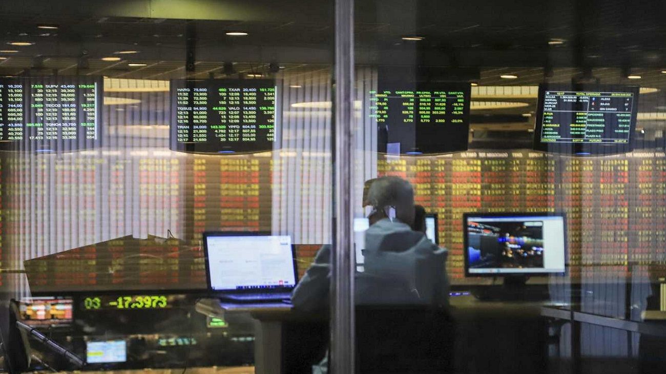 El mercado convalida el plan del Gobierno y el riesgo país tocó mínimos en dos años