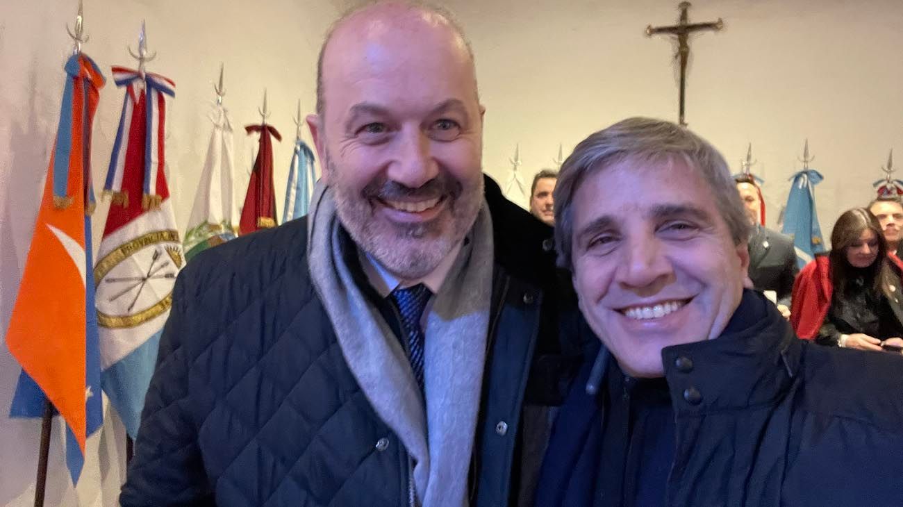 Caputo y Sturzenegger se mostraron con risas y abrazos para disipar rumores de diferencias