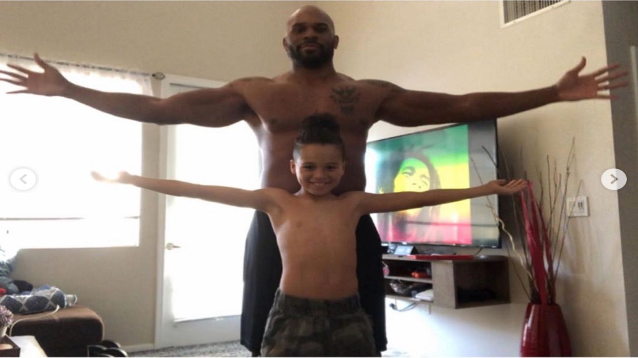 Un ola "derriba" a La Bestia, luchador de la WWE, y ahora está desaparecido