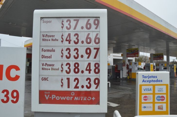 Impuestos y devaluación dieron más inercia a la suba de precios de naftas