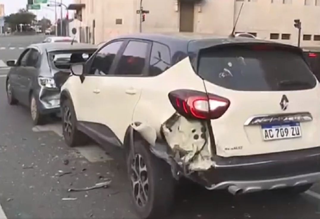Se quedó dormido y provocó un choque en cadena sobre la Avenida 9 de julio
