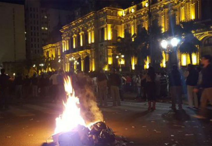 La policía de Alperovich reprimió con brutalidad la protesta en Plaza Independencia