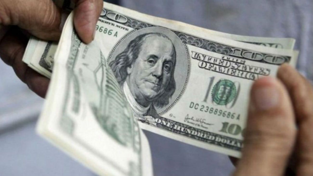 El dólar cerró en $37,77, su valor más bajo en un mes