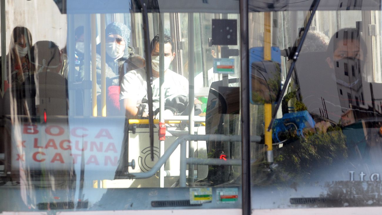 Empresas de colectivos alertan que no hay suficientes barbijos para los choferes