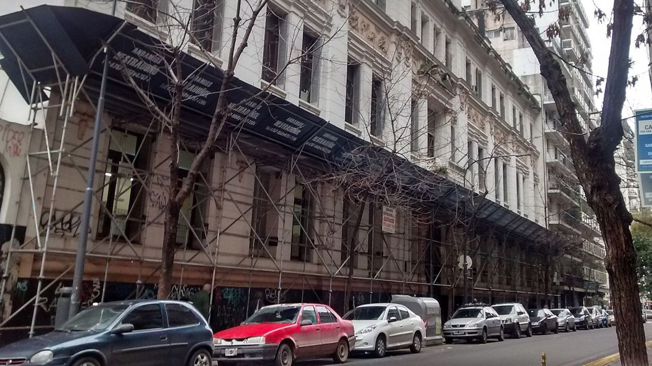 Denuncian a un docente del Carlos Pellegrini por burlarse de una alumna