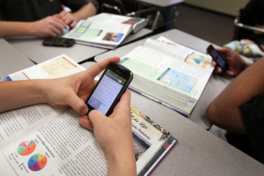 Celulares fuera del aula: ¿y dentro, qué?