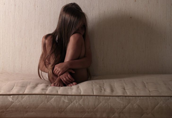 Convirtió a sus hijas en esclavas sexuales luego de enviudar