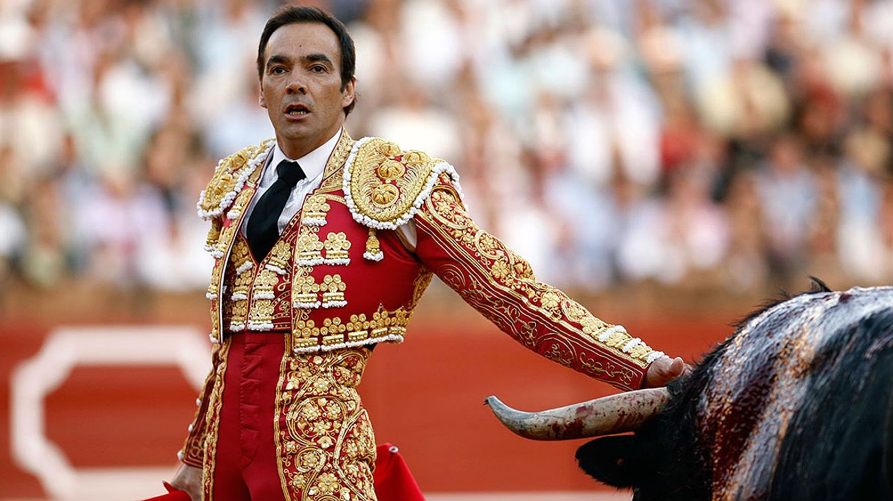 VIDEO | El dramático momento en que un toro hiere gravemente a "El Cid" en Madrid
