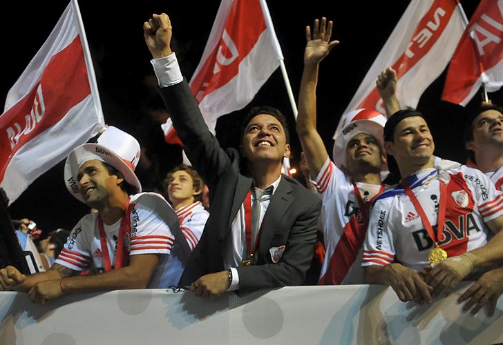 Yendo de la cancha al banco