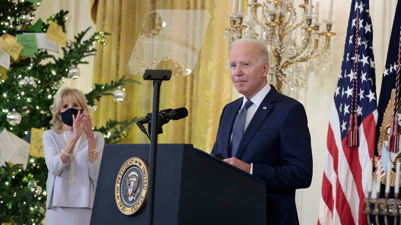 Estados Unidos aumenta las sanciones al prohibir a inversionistas comprar deuda rusa