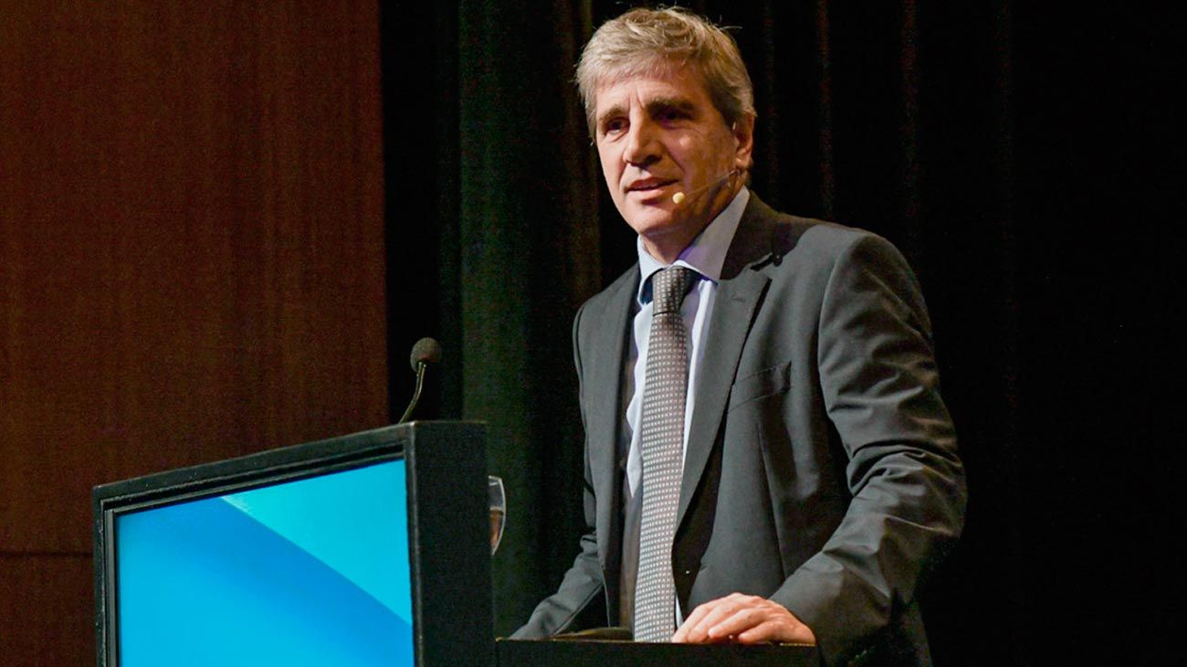 Caputo apunta contra gobernadores, en medio de la caída de indicadores clave