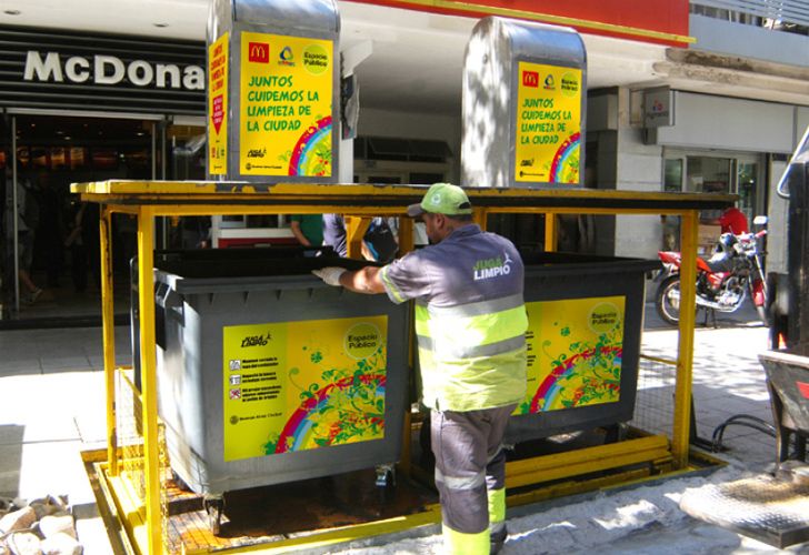 Instalan contenedores de residuos bajo tierra