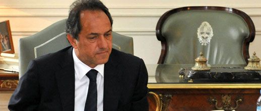 Qué dice la tapa de Clarín que Daniel Scioli exhibe en su casa